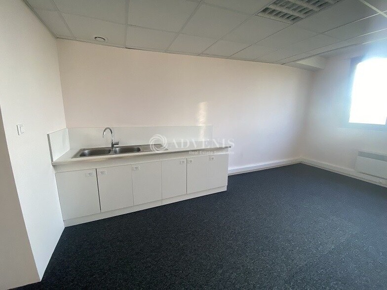 12 Avenue Ampère, Montigny-le-Bretonneux to rent - Interior Photo - Image 3 of 10