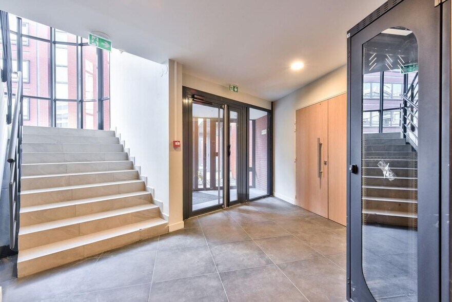 1 Rue James Joule, Guyancourt to rent - Lobby - Image 2 of 12