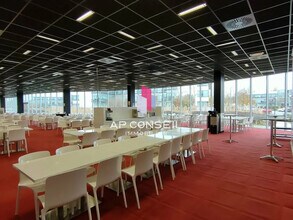 Office in Voisins-le-Bretonneux to rent Building Photo- Image 2 of 8