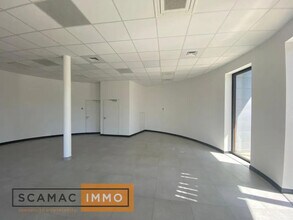Light Industrial in Saint-Pierre-du-Perray for sale Interior Photo- Image 2 of 14
