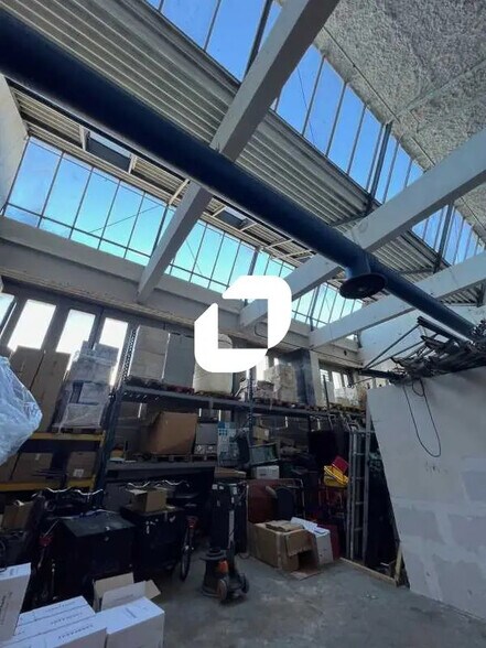 Light Industrial in Montreuil for sale - Interior Photo - Image 2 of 8