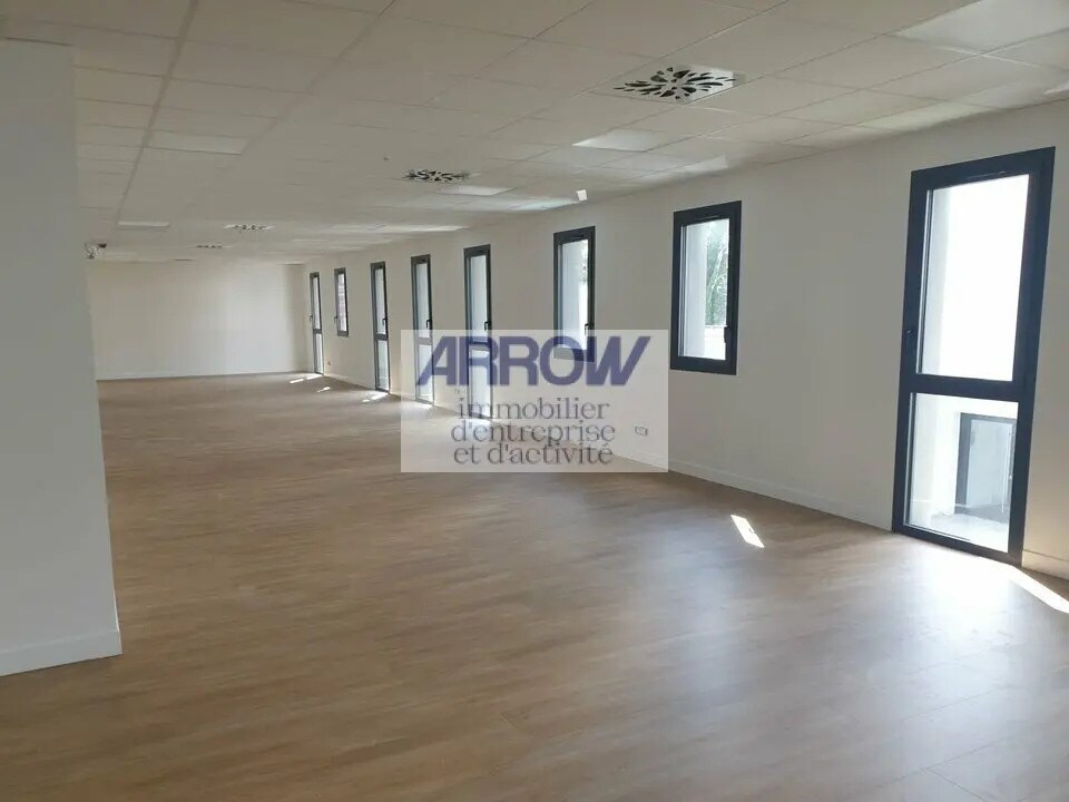 Location Bureaux 305 m² - Photo 1