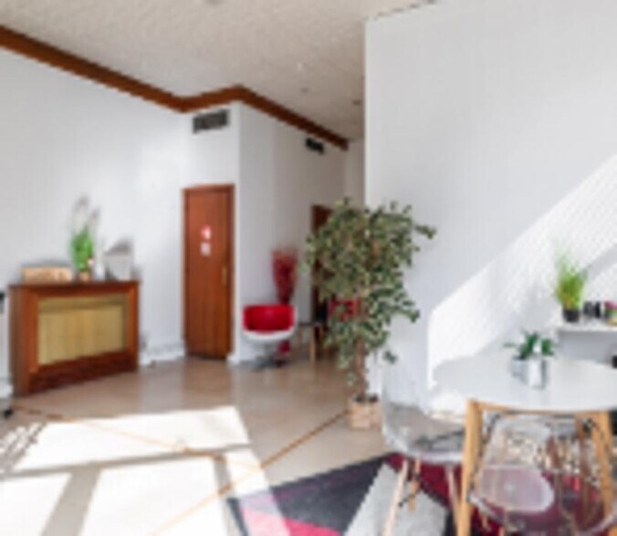 Retail in Lyon to rent - Interior Photo - Image 2 of 5