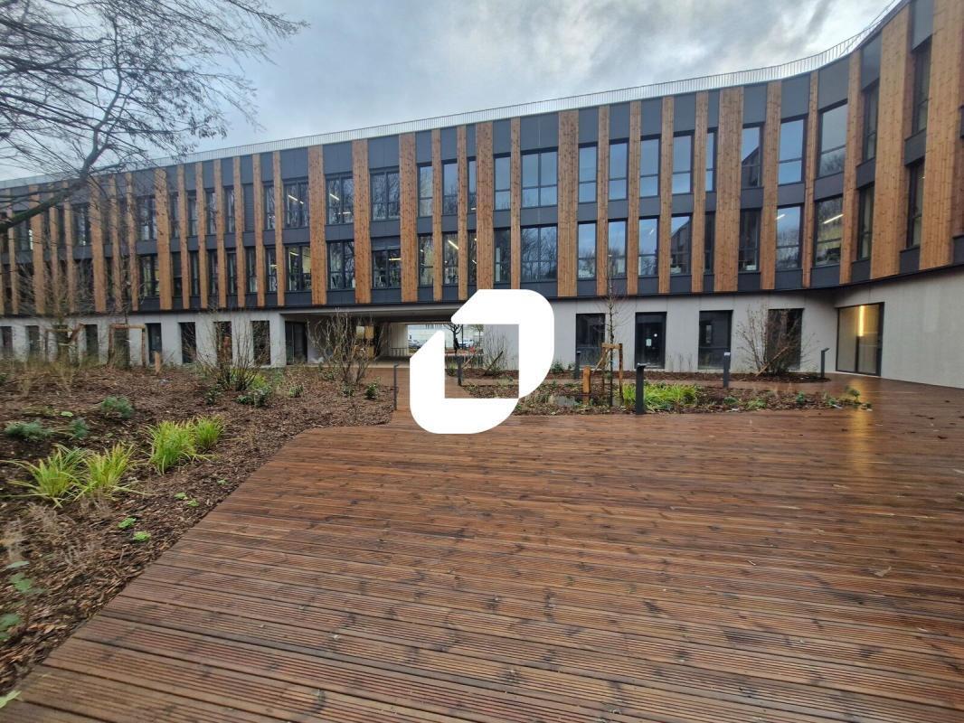 Office in Champs-sur-Marne to rent Building Photo- Image 1 of 12