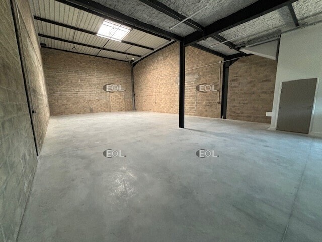 Light Industrial in Lieusaint to rent - Building Photo - Image 1 of 7