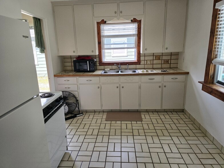 Michigan State University - 2 Houses portfolio of 2 properties for sale on LoopNet.co.uk - Building Photo - Image 3 of 31