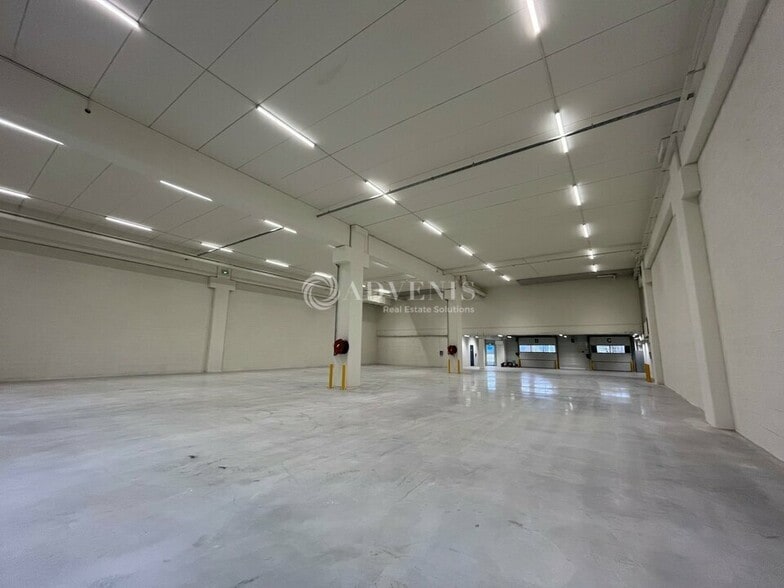 Light Industrial in Bondy to rent - Interior Photo - Image 3 of 7