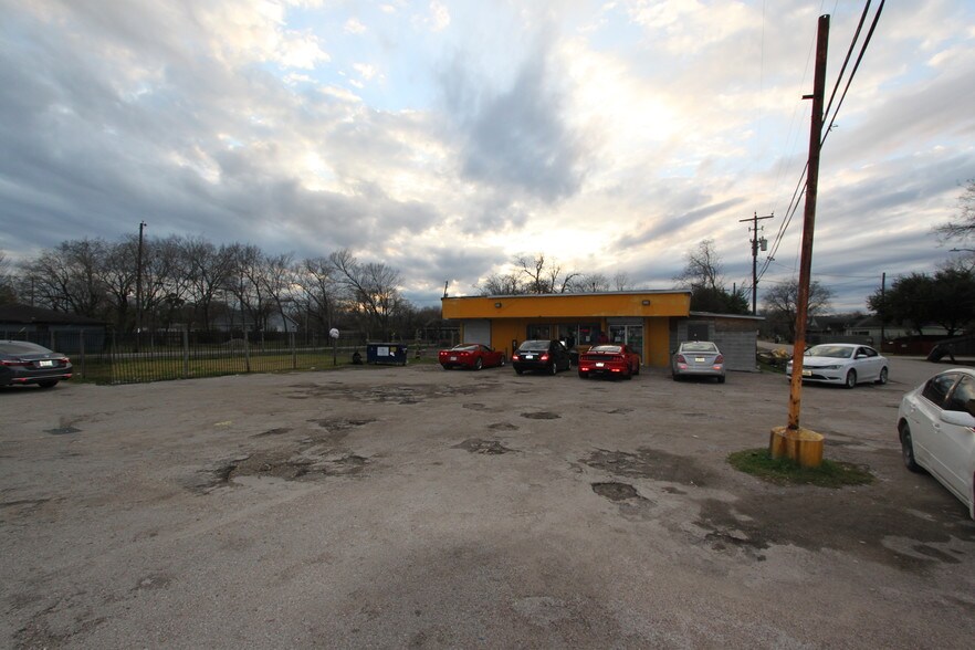 6303 Eastland St, Houston, TX 77028 UK