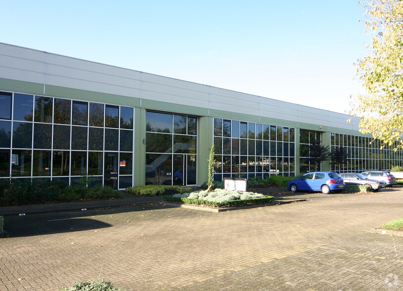 Woodshots Meadow, Watford to rent - Building Photo - Image 2 of 4