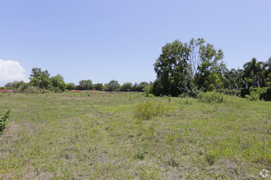 Summerlin Square Dr, Fort Myers, FL for sale - Primary Photo - Image 1 of 1