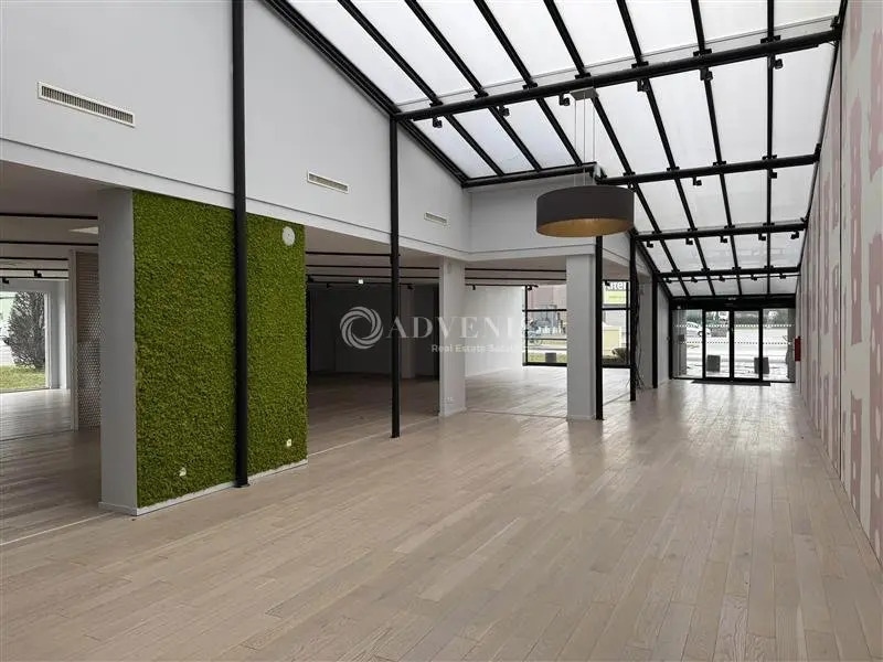 Location Commerce 830 m² - Photo 1