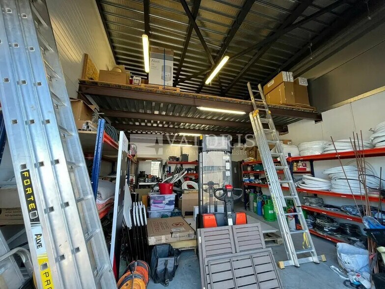 Light Industrial in Aix-en-Provence to rent - Building Photo - Image 3 of 11