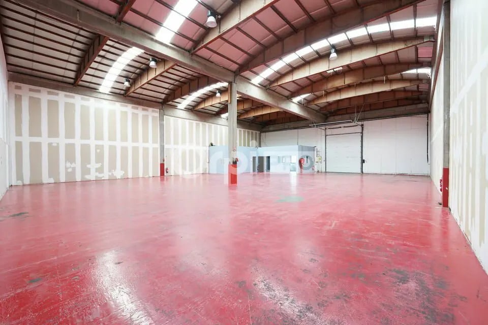 Light Industrial in Saint-Priest to rent Interior Photo- Image 1 of 30