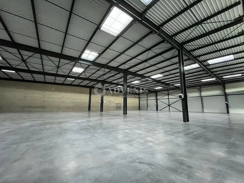 Industrial in Plaisir to rent - Building Photo - Image 2 of 8