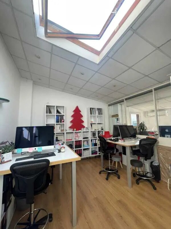 Office in Suresnes to rent Interior Photo- Image 1 of 10