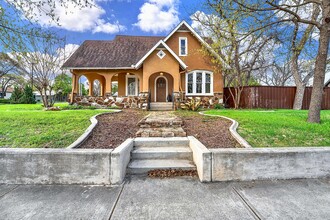 1108 W Coll St, New Braunfels, TX for sale Building Photo- Image 1 of 47