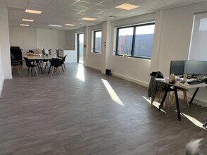 Light Industrial in SAINT-OUEN-L'AUMONE to rent Building Photo- Image 1 of 5