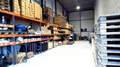 Light Industrial in La Ciotat to rent Interior Photo- Image 2 of 7