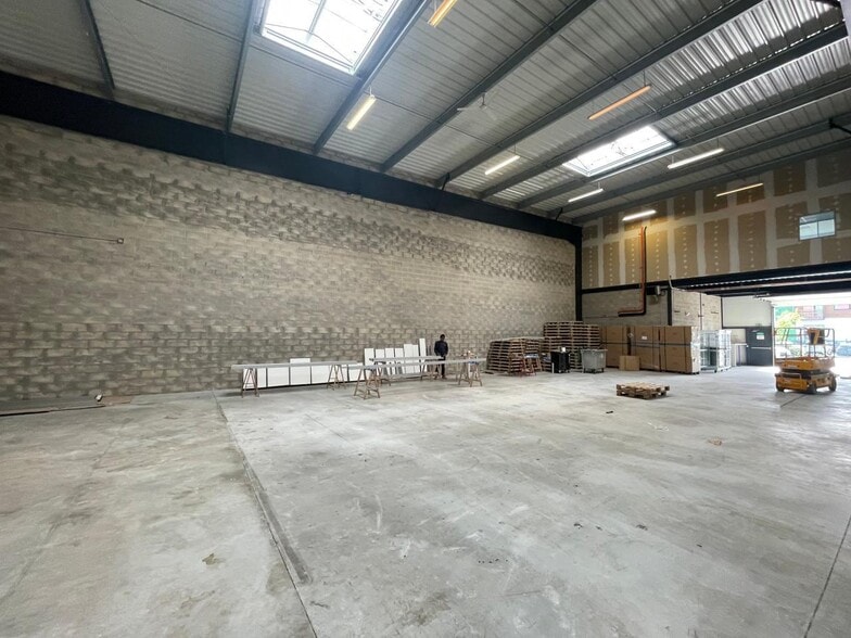 Light Industrial in Aulnay-sous-Bois to rent - Interior Photo - Image 2 of 6