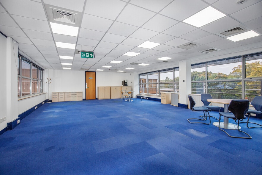 55 Station Rd, Beaconsfield to rent - Interior Photo - Image 3 of 7