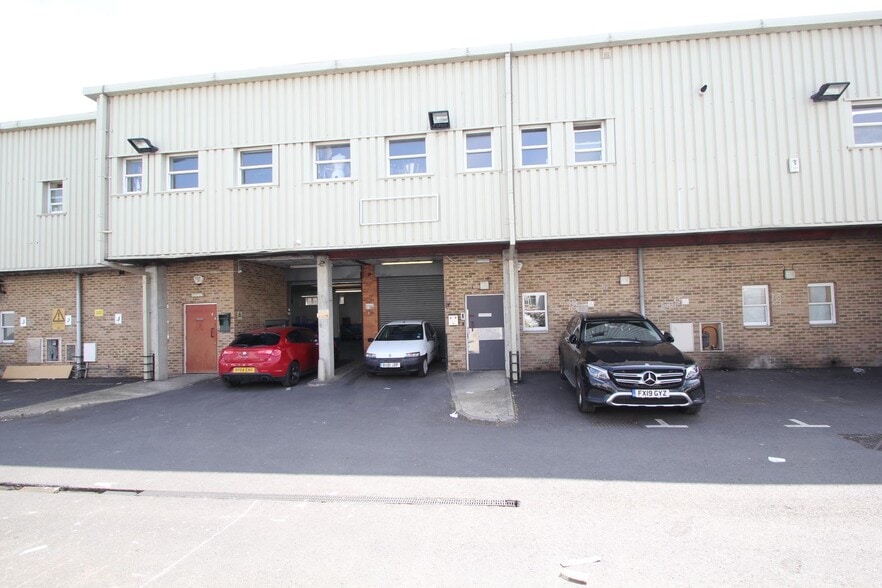 17 Queensway, Enfield to rent - Building Photo - Image 3 of 9