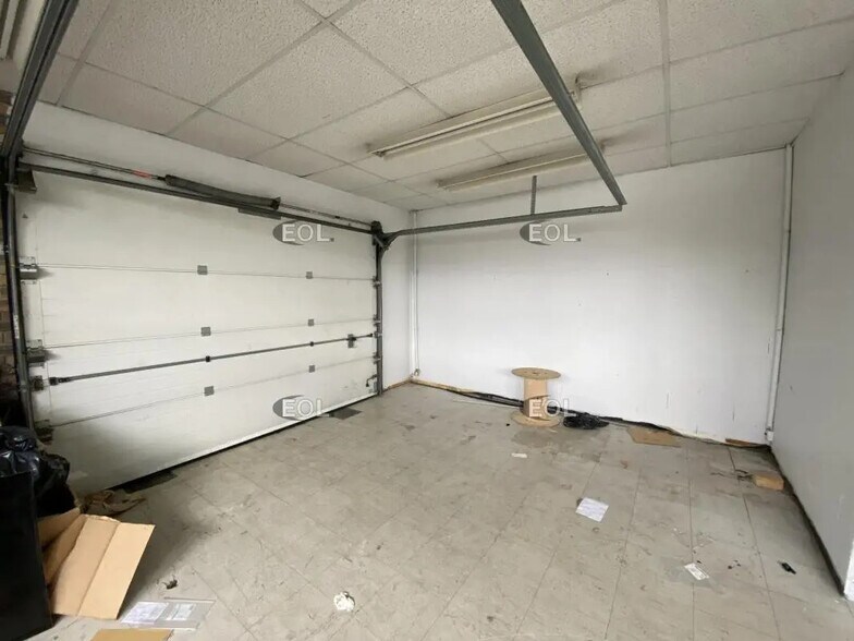 Light Industrial in Les Ulis to rent - Interior Photo - Image 1 of 5