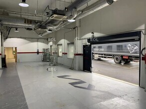 Light Industrial in Nanterre to rent Interior Photo- Image 2 of 5