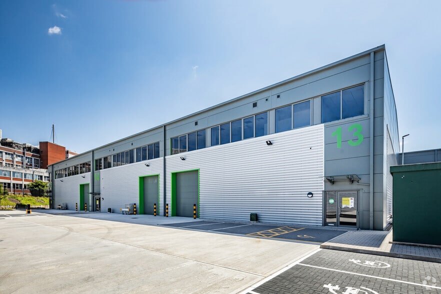 103 Barton Dock Rd, Manchester to rent - Building Photo - Image 1 of 7