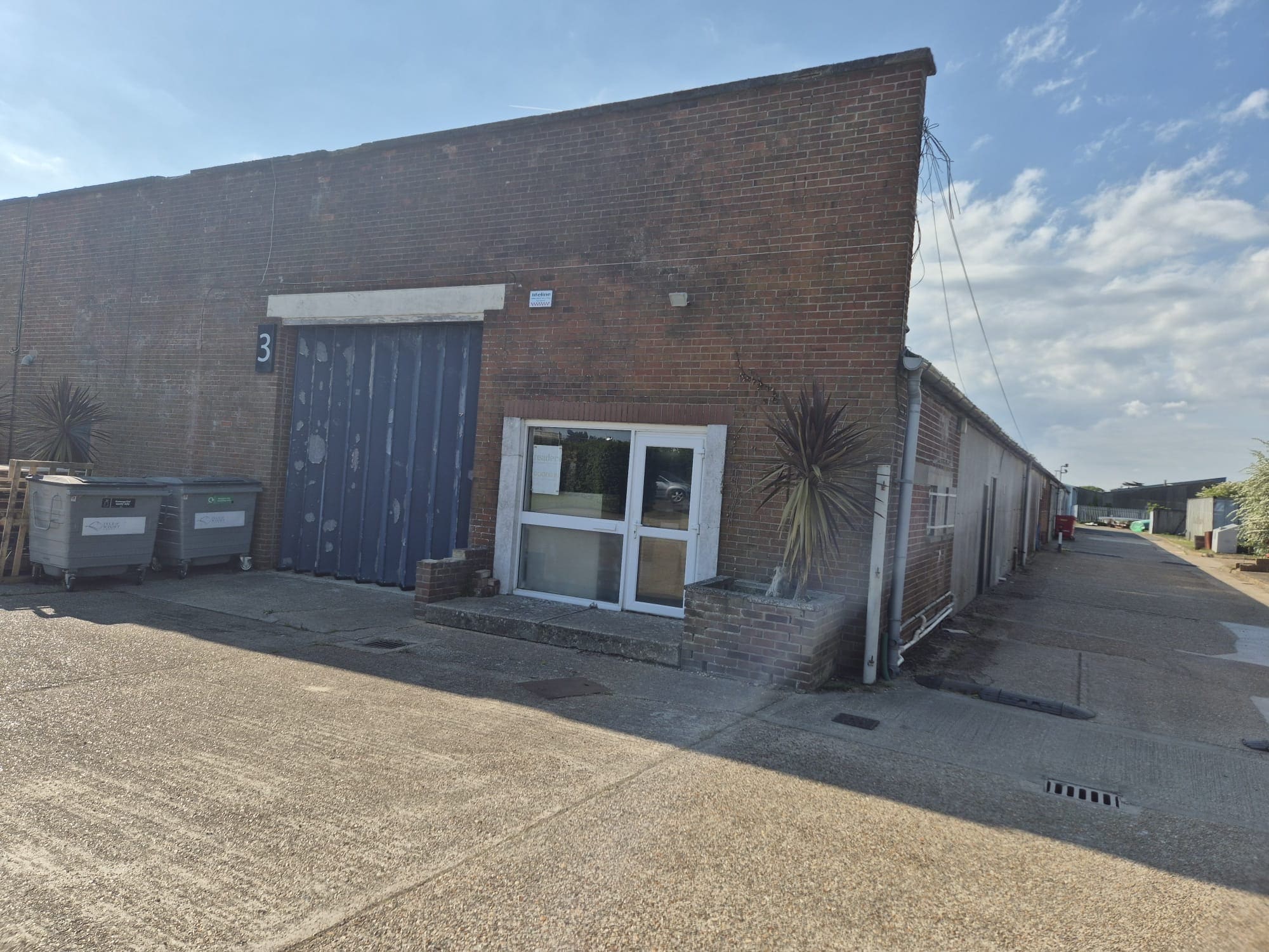 Three Gates Rd, Cowes to rent Building Photo- Image 1 of 2