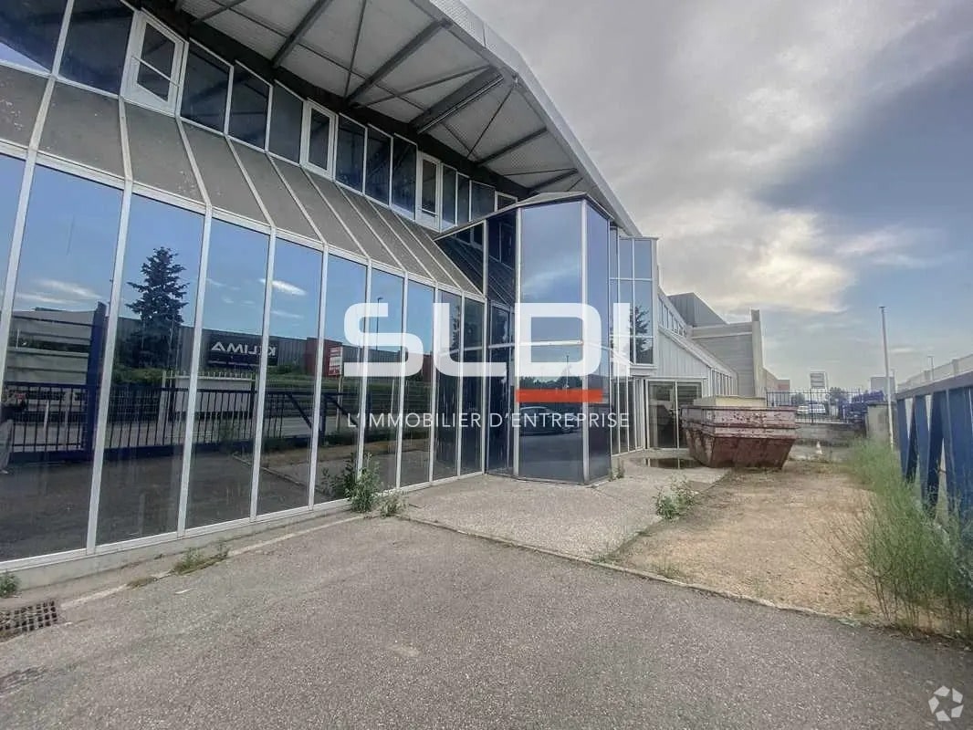 Light Industrial in Vaulx-en-Velin to rent Building Photo- Image 1 of 7