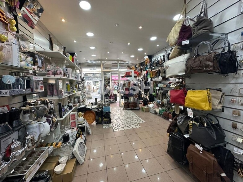 Retail in Lyon to rent - Interior Photo - Image 2 of 3