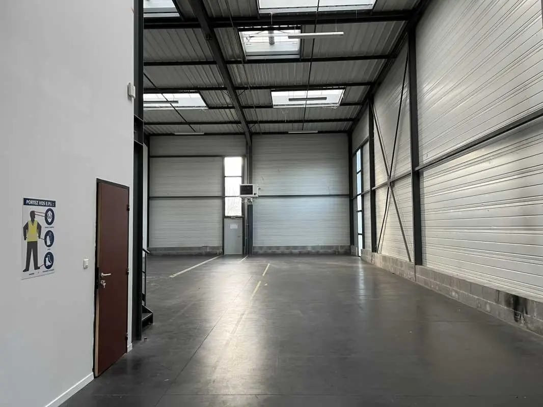 Light Industrial in Saint-Priest to rent Interior Photo- Image 1 of 15
