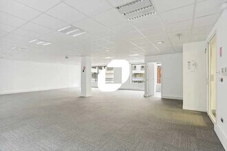 Office in Rueil-Malmaison to rent Interior Photo- Image 2 of 2