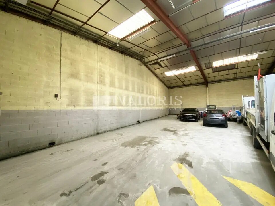 Light Industrial in Pusignan to rent Interior Photo- Image 1 of 4