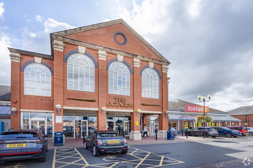 Octagon Centre, Burton On Trent to rent - Primary Photo - Image 1 of 11
