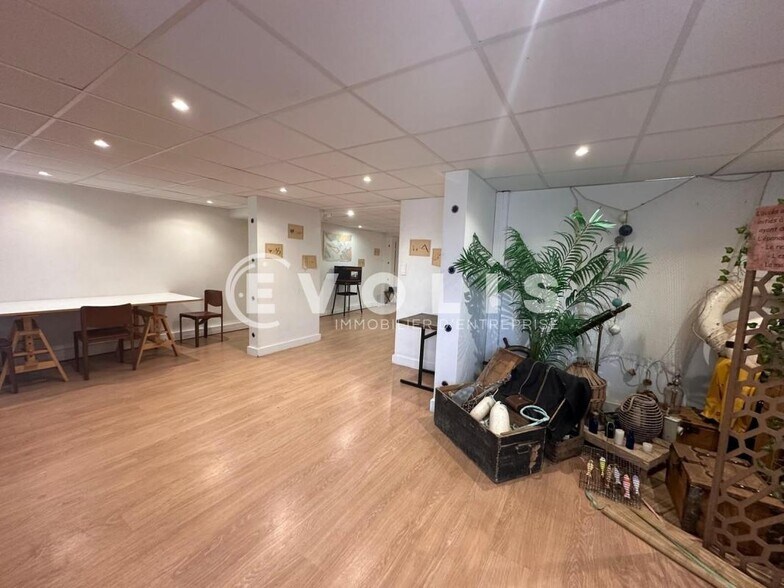 Light Industrial in Montrouge to rent - Interior Photo - Image 3 of 10