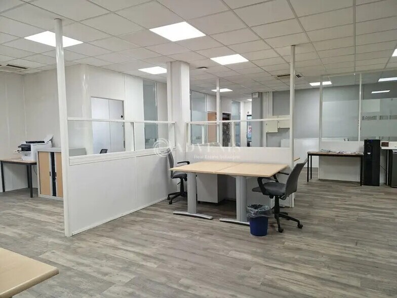 Office in Bron to rent - Interior Photo - Image 3 of 9