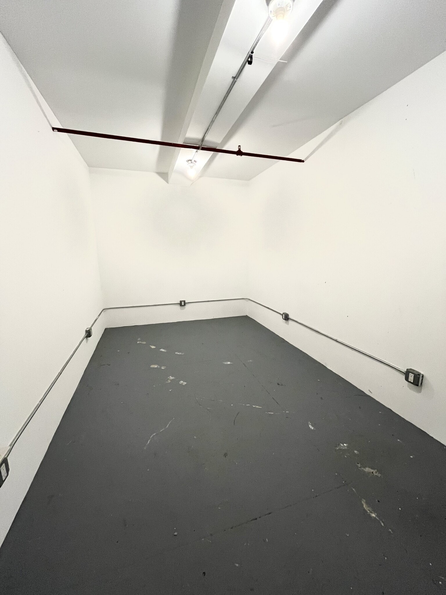 32 Meadow St, Brooklyn, NY to rent Interior Photo- Image 1 of 9