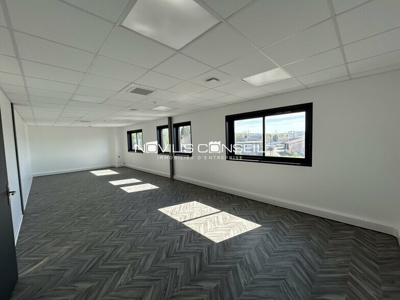 Light Industrial in Launaguet to rent - Interior Photo - Image 2 of 13