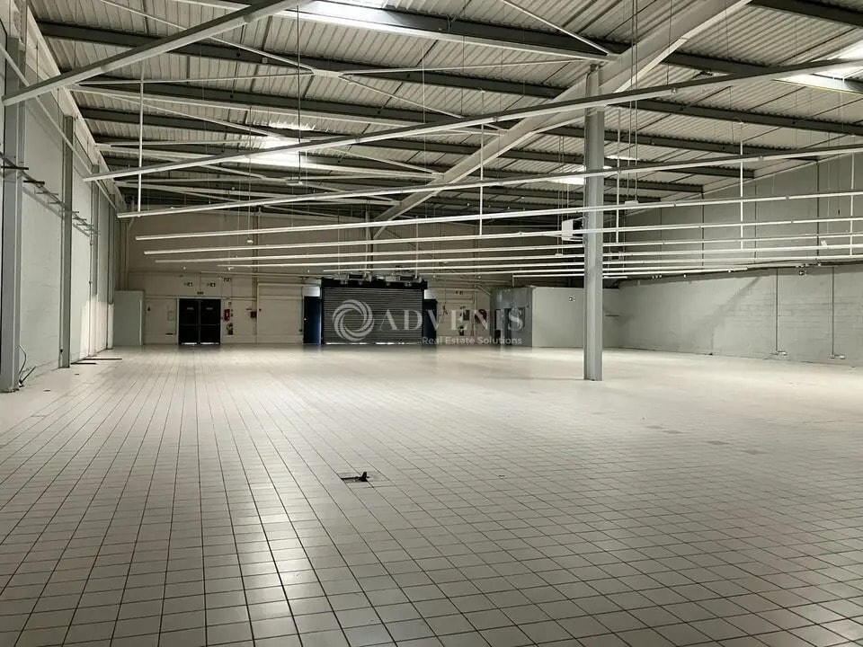 Location Commerce 1 743 m² - Photo 1