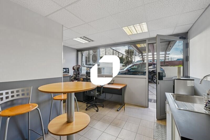 Office in Courbevoie for sale - Building Photo - Image 2 of 14