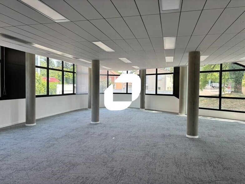 19 Rue Des Rosiéristes, Champagne-au-Mont-d'Or to rent - Interior Photo - Image 1 of 10