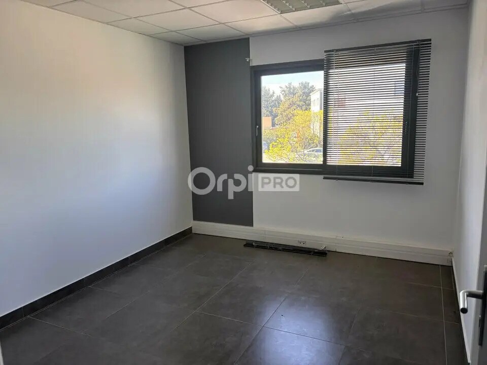 Office in Avignon to rent Building Photo- Image 1 of 8