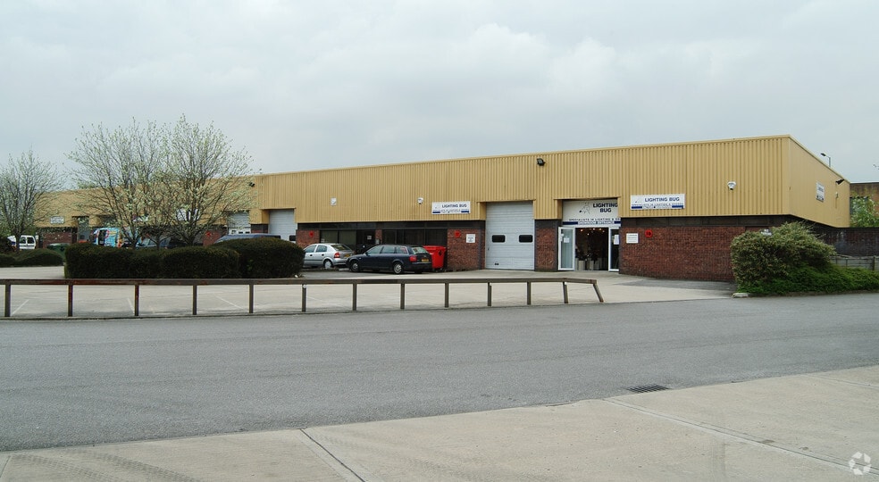 Westmead Dr, Swindon to rent - Primary Photo - Image 1 of 2