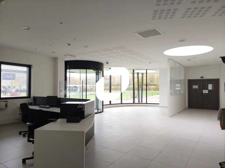 8 Rue Du Maréchal De Lattre De Tassigny, Élancourt to rent - Interior Photo - Image 3 of 12