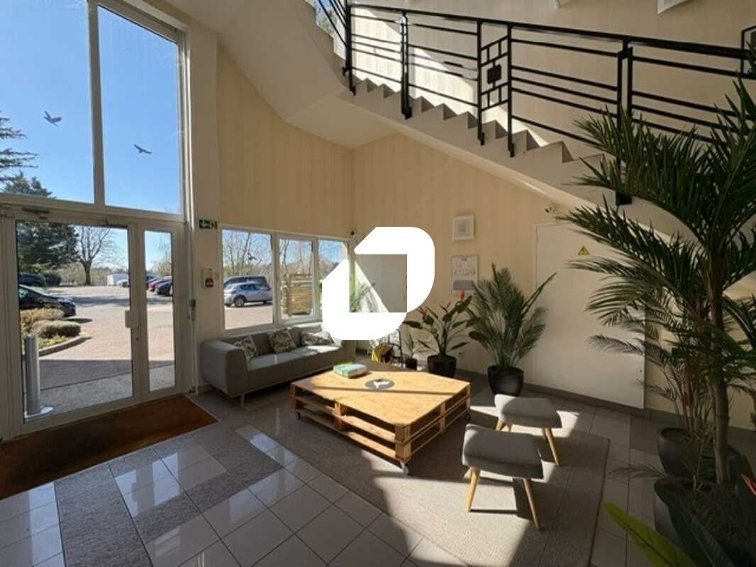 Office in Feucherolles to rent Building Photo- Image 1 of 16