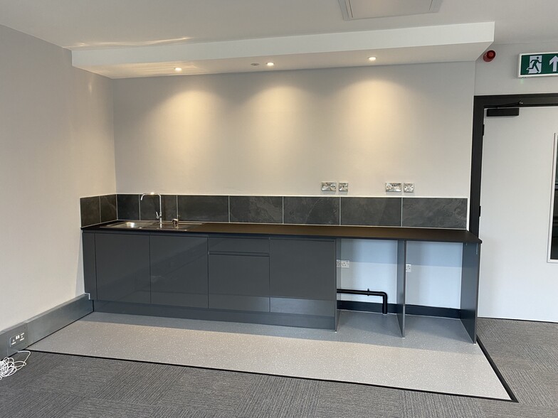 Evolution Park, Runcorn to rent - Interior Photo - Image 3 of 5