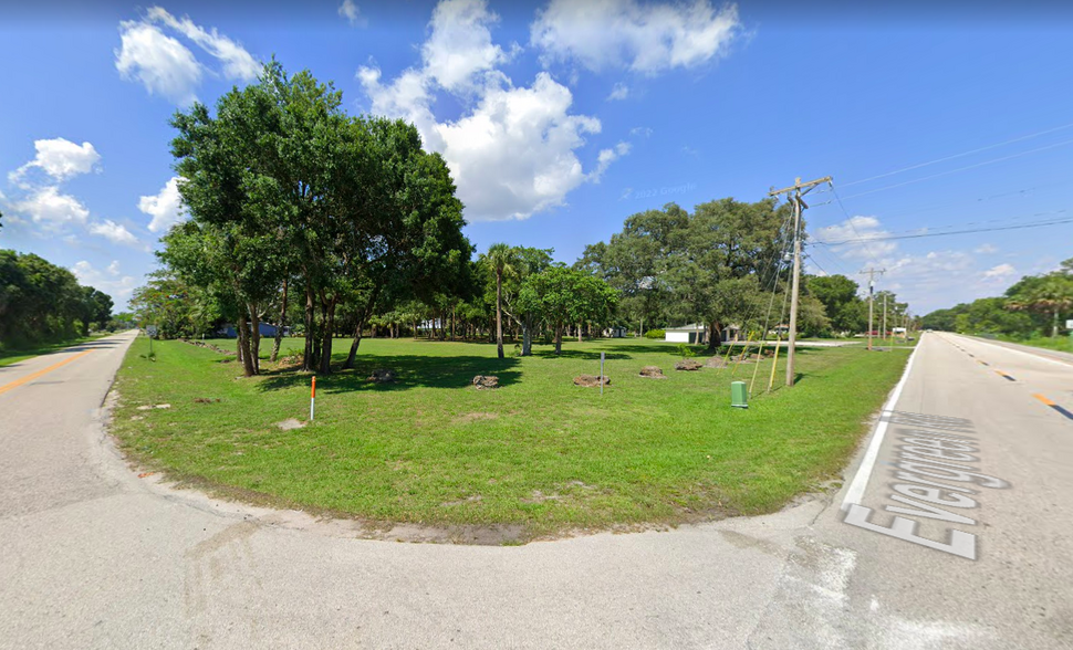 308 Evergreen Rd, North Fort Myers, FL for sale - Building Photo - Image 3 of 5