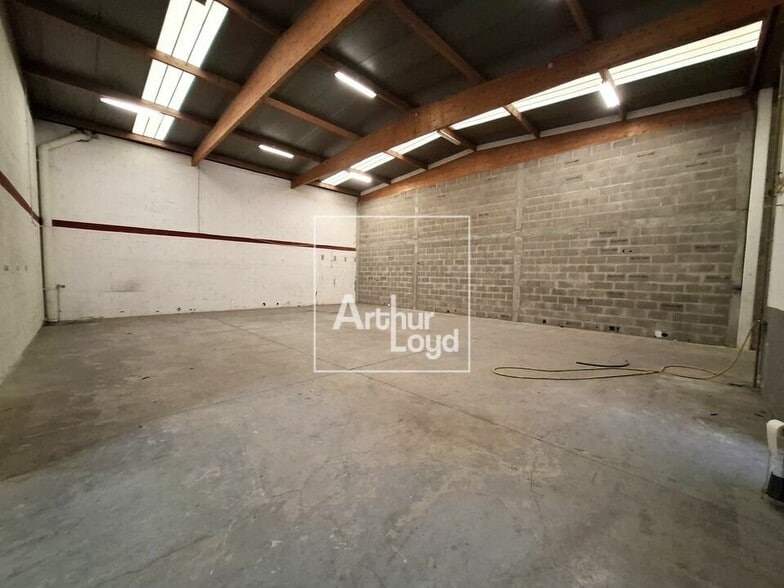 Light Industrial in Émerainville to rent - Interior Photo - Image 3 of 12