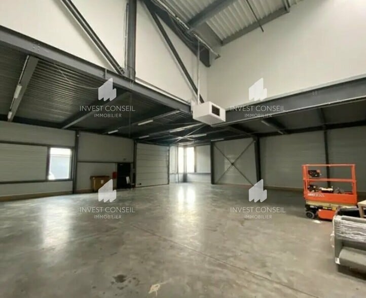 32-36 Avenue Marc Sangnier, Villeneuve-la-Garenne to rent - Interior Photo - Image 3 of 7